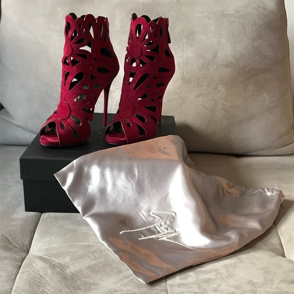 GIUSEPPE ZANOTTI


PRE-OWNED | Floral Cut-outs Suede Booties | Size 39.5 - Picture 2 of 8